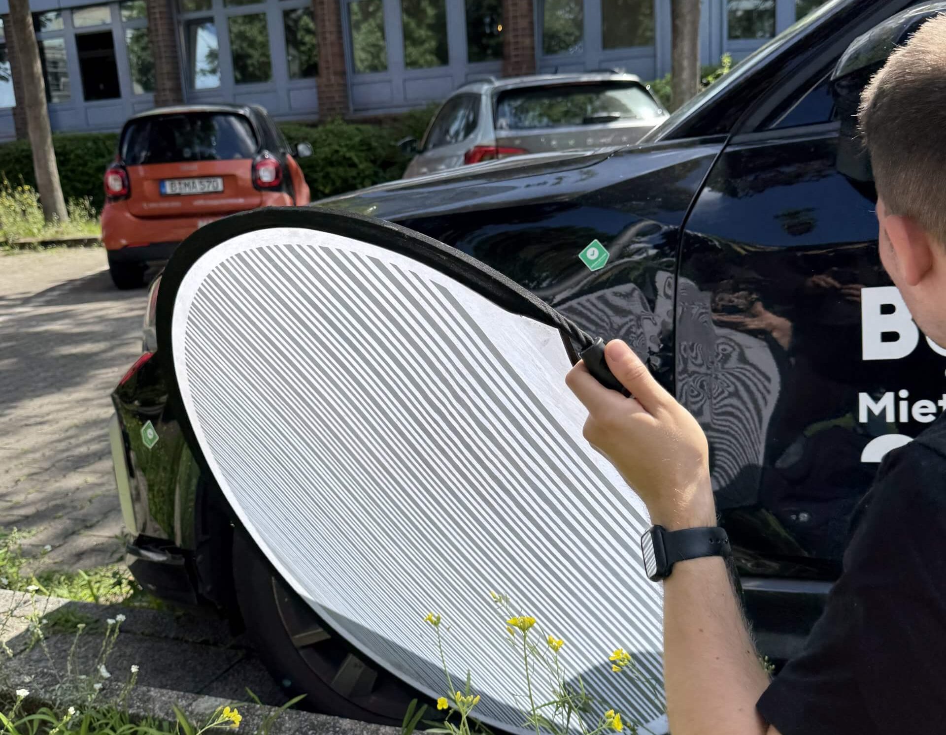Gutachter mit Dellenreflektor